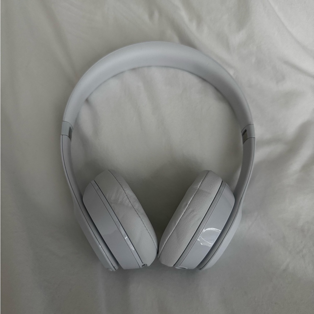 Beats Solo 3 wireless headphones white